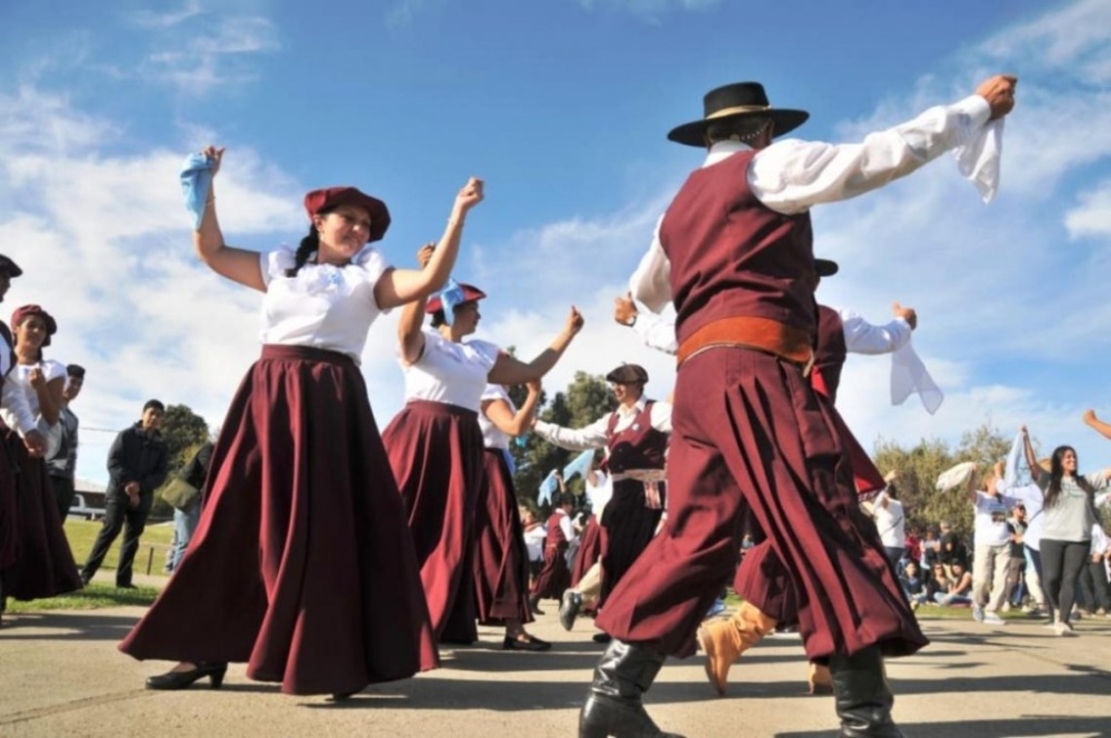 22 de Agosto, Día Mundial del Folklore; y en Argentina: Día del Folklore Nacional