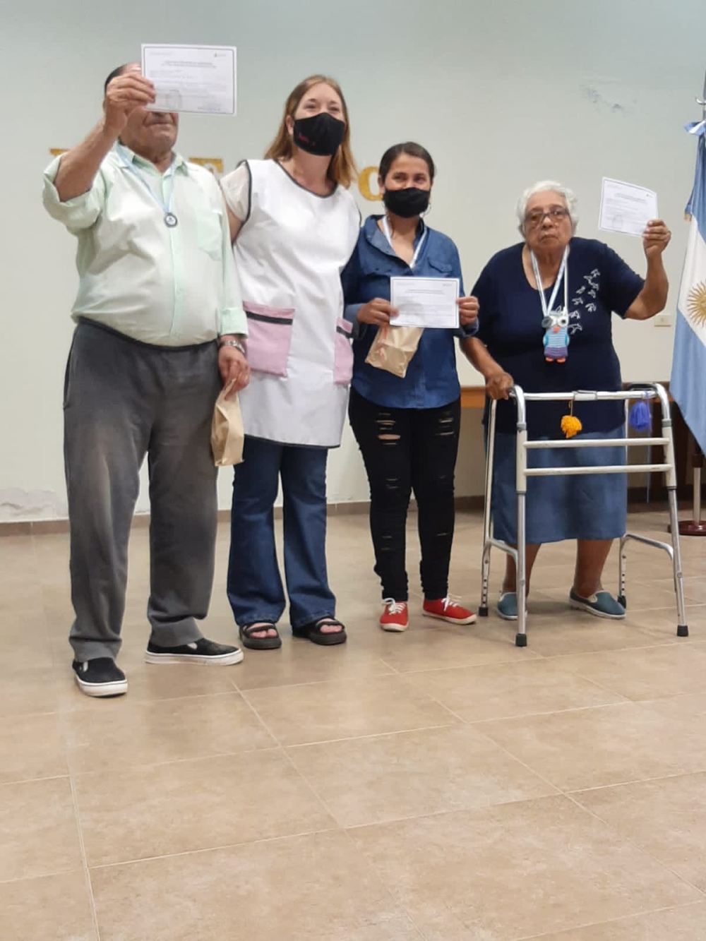 Hogar de Ancianos "El Jardín de los Abuelos" 2 residentes completaron sus estudios primarios