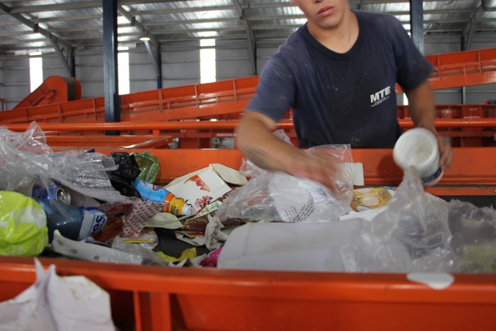 Multan por 30 millones a supermercados y cadenas de comida por no gestionar sus residuos