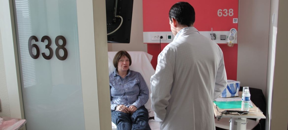 OMS/Gilles Reboux Una paciente de cáncer habla con su oncólogo en un hospital de Lyon, Francia.