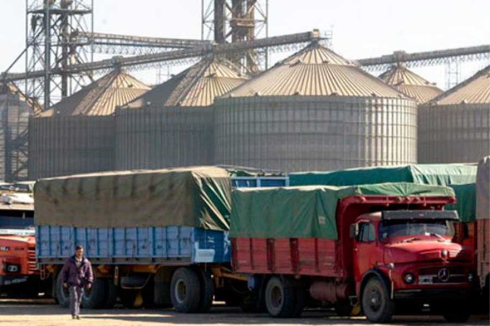 Los transportistas de granos anunciaron un paro nacional y cortes de ruta por la falta de gasoil