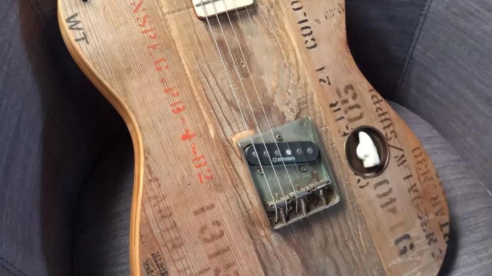 El luthier puntaltense Maxi Siracusa transformó la caja de un misil de Malvinas en una guitarra. Foto: Facebook 
