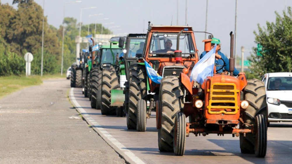 #23A: Productores agropecuarios llevan unos treinta tractores a Plaza de Mayo en protesta contra el Gobierno