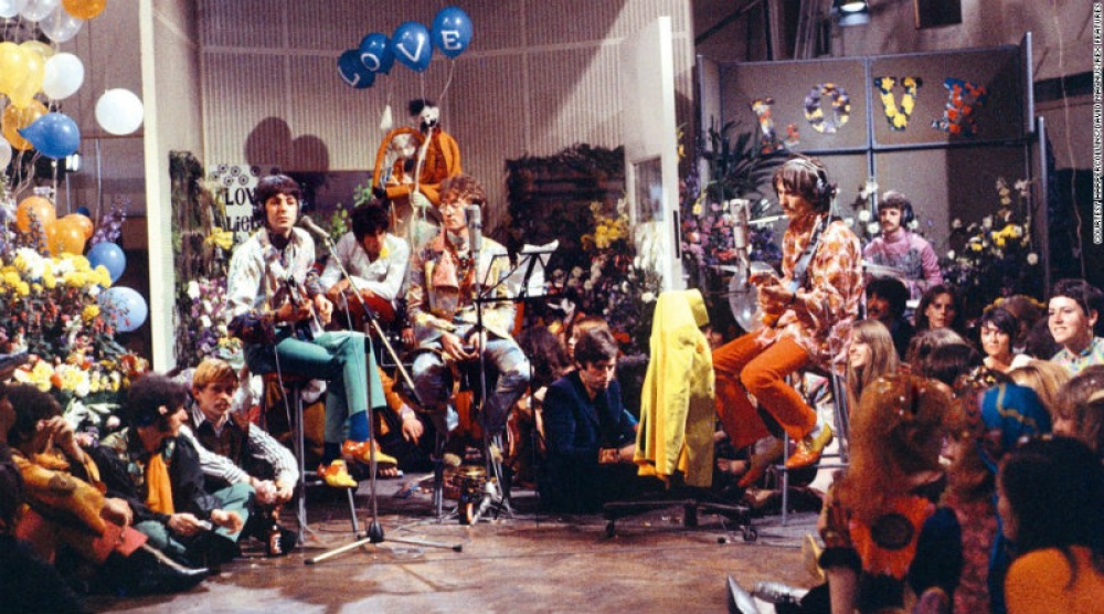 Primera transmisión vía satélite, más de 400 millones de personas viendo a The Beatles en vivo