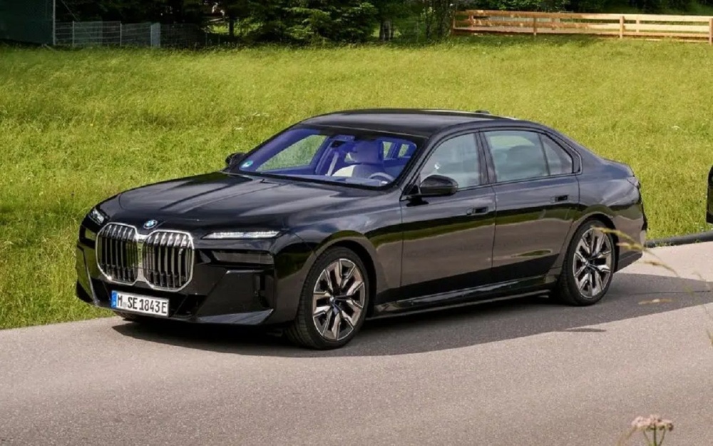 En el 2023, BMW presentará su modelo eléctrico premium y listo para soportar ataques: el i7 blindado.