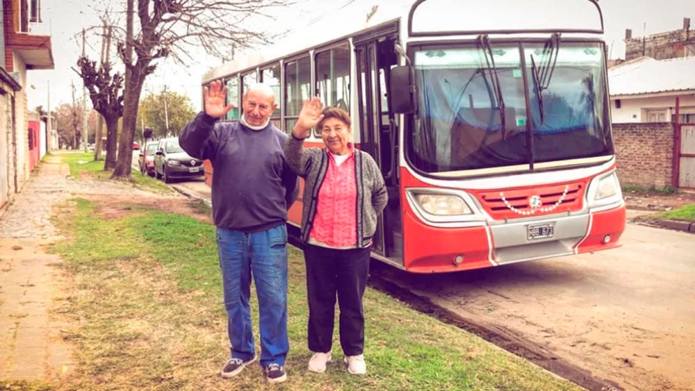 Abuelos viajeros: Compraron un micro escolar y lo convertirán en motorhome para viajar a Miami