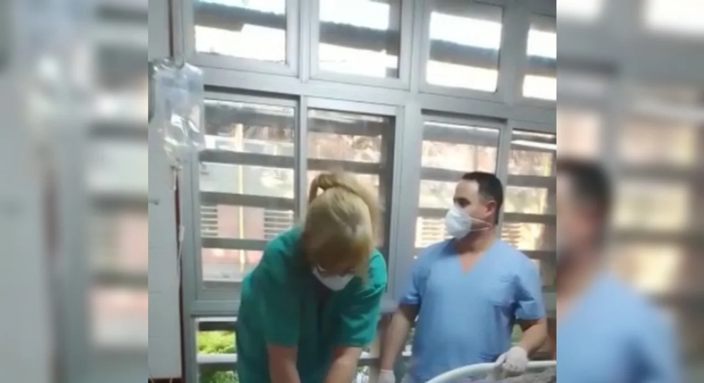 Escándalo: entre risas y aplausos, un grupo de enfermeros se filmó mientras reanimaban a un paciente que murió