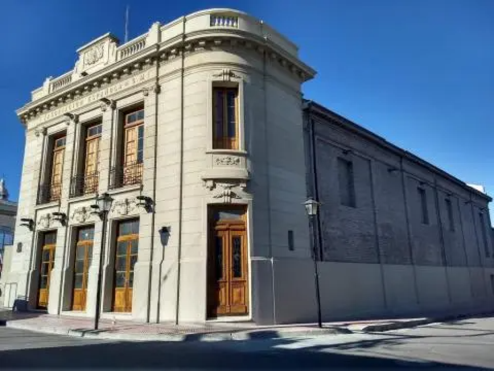 El teatro España, símbolo de Carmen de Patagones, cumple 100 años