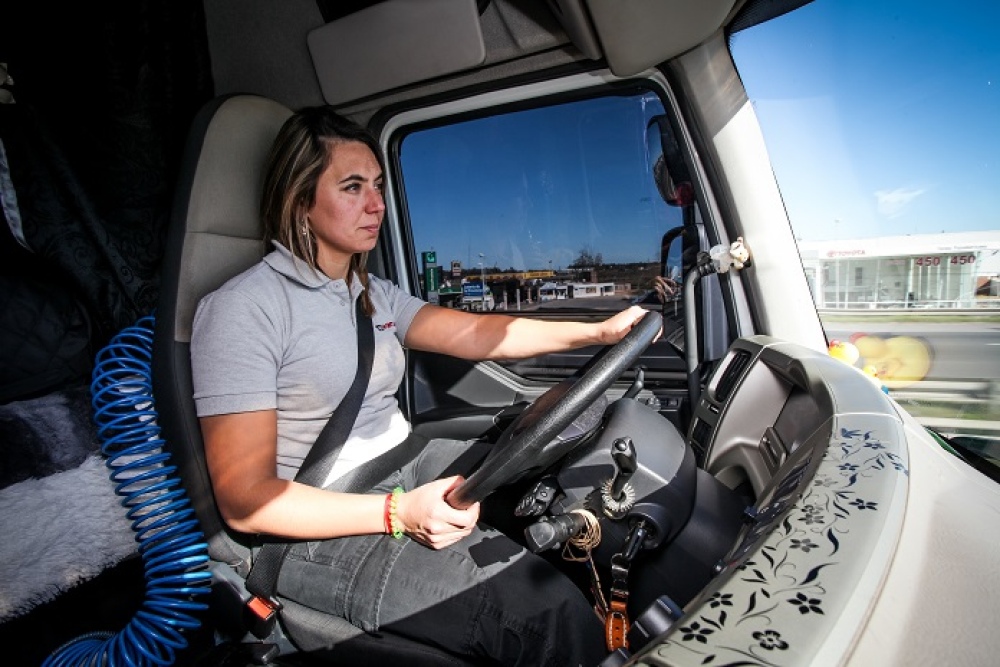 Ser mujer y camionera: el trabajo sobre ruedas en el que aún son minoría