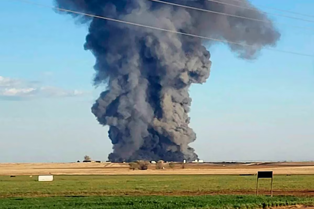 En esta foto proporcionada por la oficina de Manejo de Emergencias del Condado de Castro, el humo llena el cielo después de una explosión e incendio en Southfork Dairy Farms cerca de Dimmitt, Texas Castro County Emergency Manageme