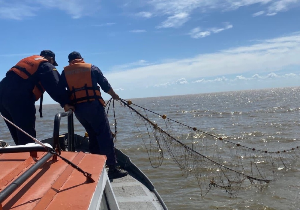Pesca clandestina en Trenque Lauquen: incautan 100 kg de pejerrey, 800 mts de red y dos gomones