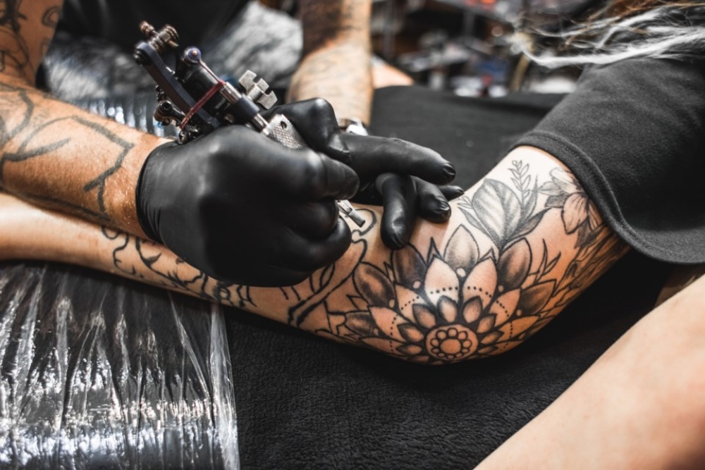 “Las agujas de tatuar producen heridas, y la respuesta del sistema inmunitario se orienta principalmente hacia la denominada inmunidad tipo 2" (Adobestock)