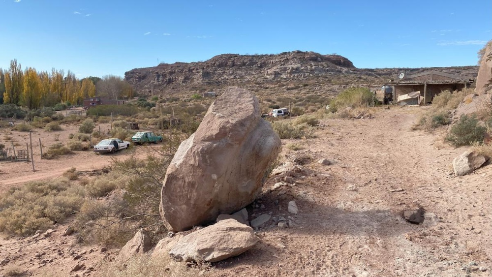     Una roca que se desprendió de una formación durante los últimos sismos en Sauzal Bonito y quedó suspendida a la vera de un camino.