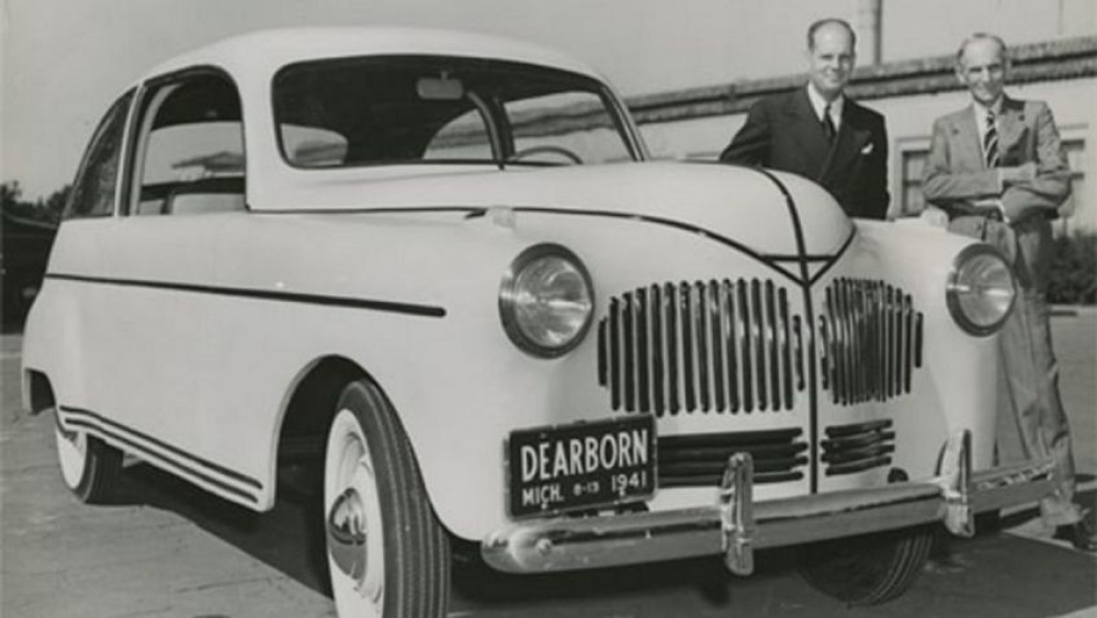 Ford (der.) presentando su auto de plástico biodegradable / Museo Henry Ford