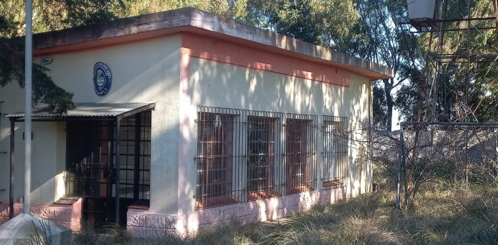 La Escuela N° 17 del paraje La Tigra, a unos 15 kilómetros de Pigüé, que supo convertirse, poco después, en corral de animales durante las noches.
