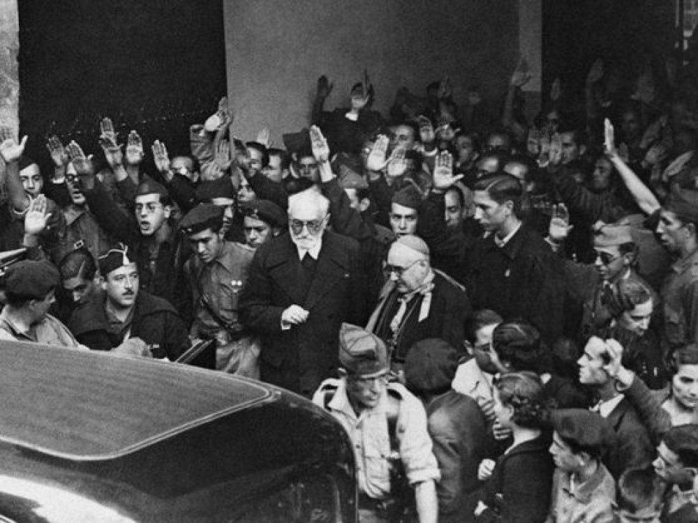 Unamuno, a su salida de la Universidad de Salamanca el 12 de octubre de 1936.