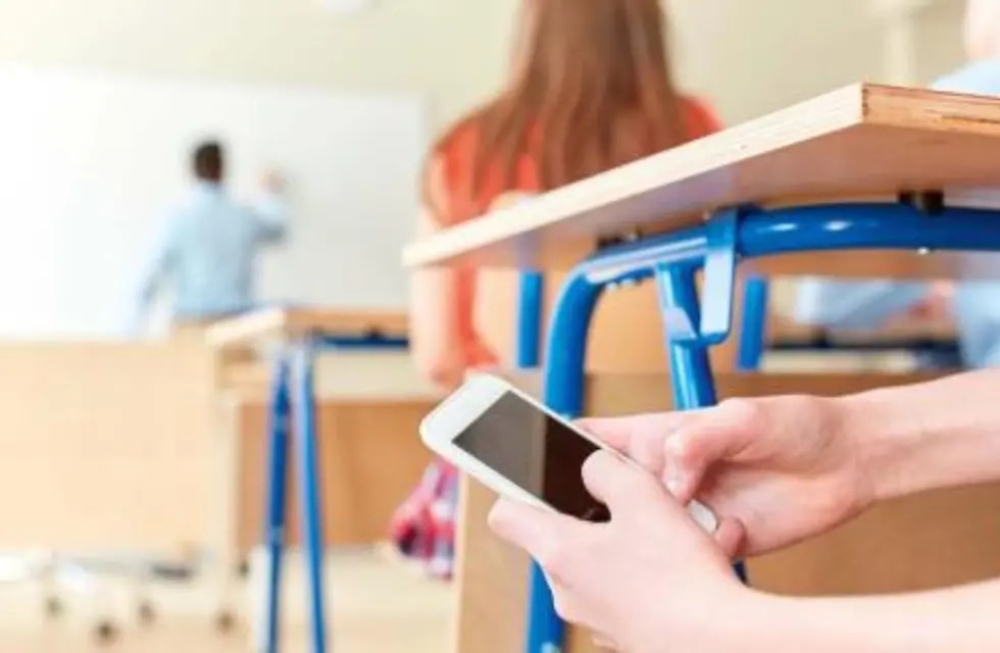La UNESCO recomienda prohibir el uso de celulares en las escuelas