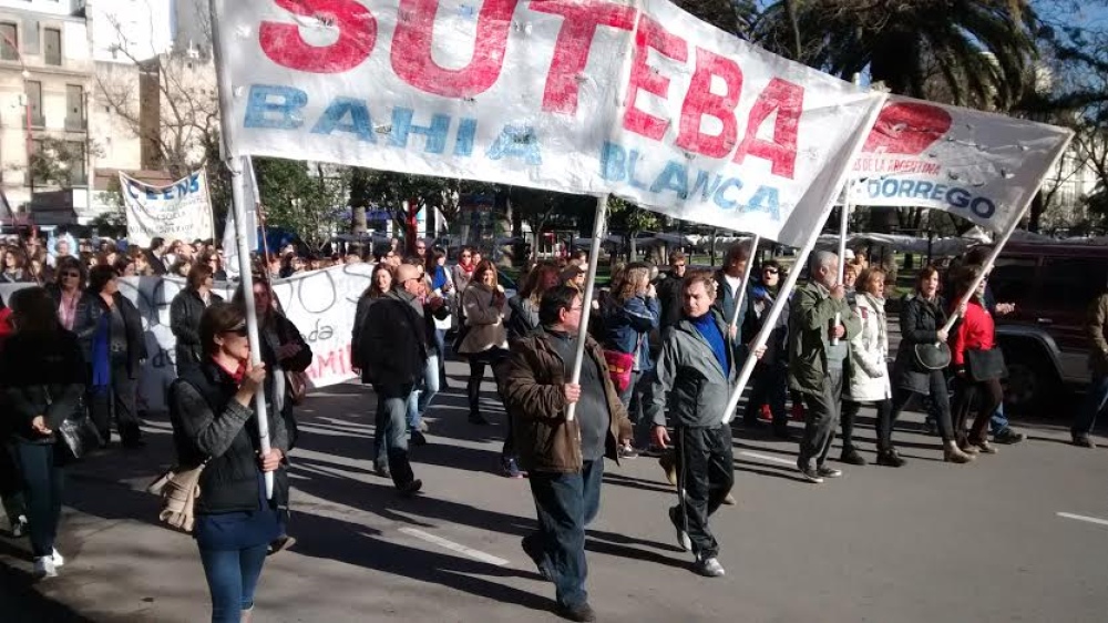 Docentes de Bahía Blanca cruzan a Baradel por criticar los paros