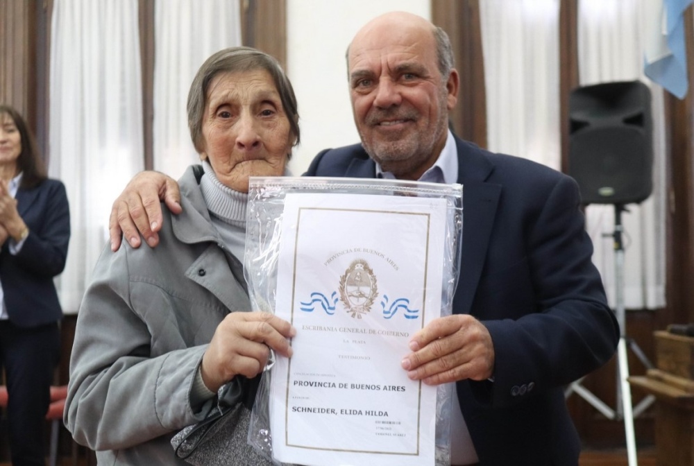 Coronel Suárez: Entregaron 120 escrituras gratuitas a familias del distrito