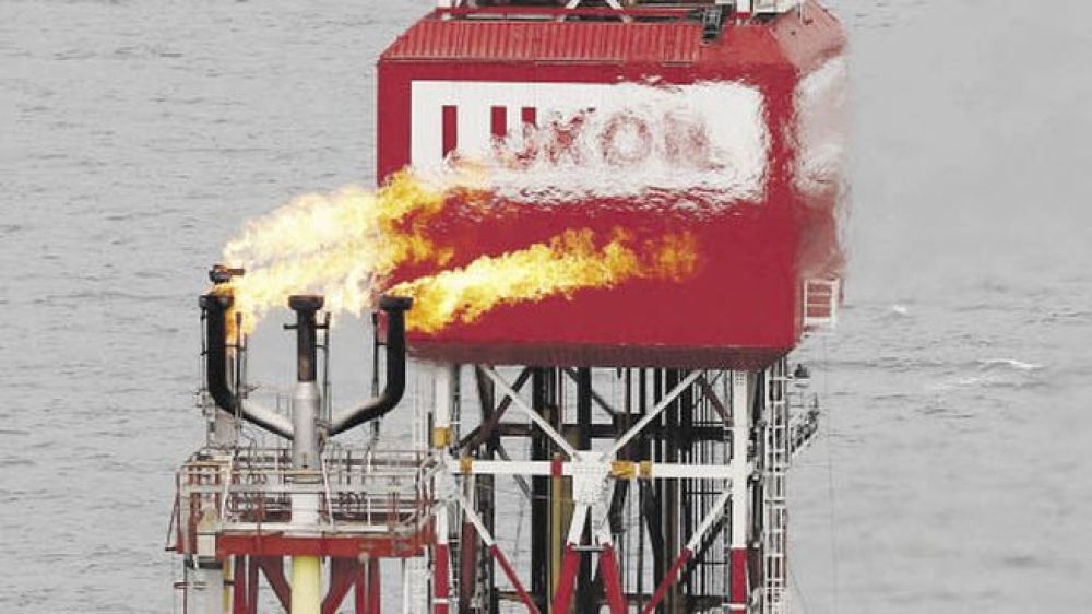 RECURSO VITAL. Una llamarada de gas emerge de una plataforma de la petrolera Lukoil en el mar Caspio. Para Europa Occidental todavía es imposible hoy renunciar a los hidrocarburos rusos.