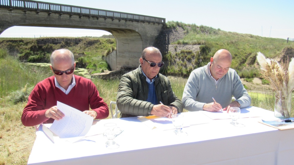 Intendentes de Dorrego, Pringles y Tres Arroyos firman convenio de reciprocidad por el desarrollo del Río Quequen Salado
