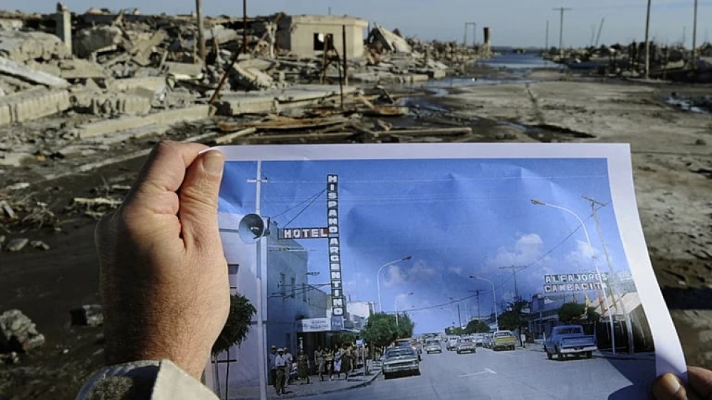 Una foto de cómo era el pueblo antes de la inundación de 1985 y las ruinas actuales (AFP)