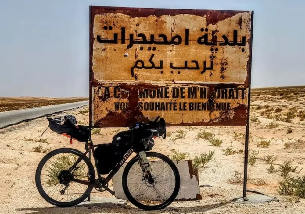 Un argentino bate un récord Guinness al cruzar 3000 km del desierto del Sahara en bicicleta en casi 13 días