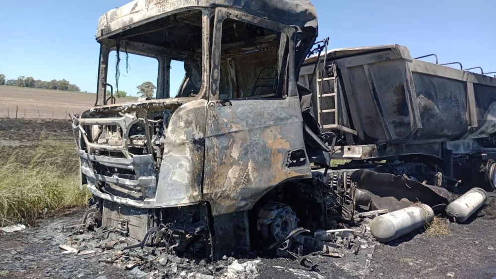 Incendio y explosión de un camión en la Ruta 3