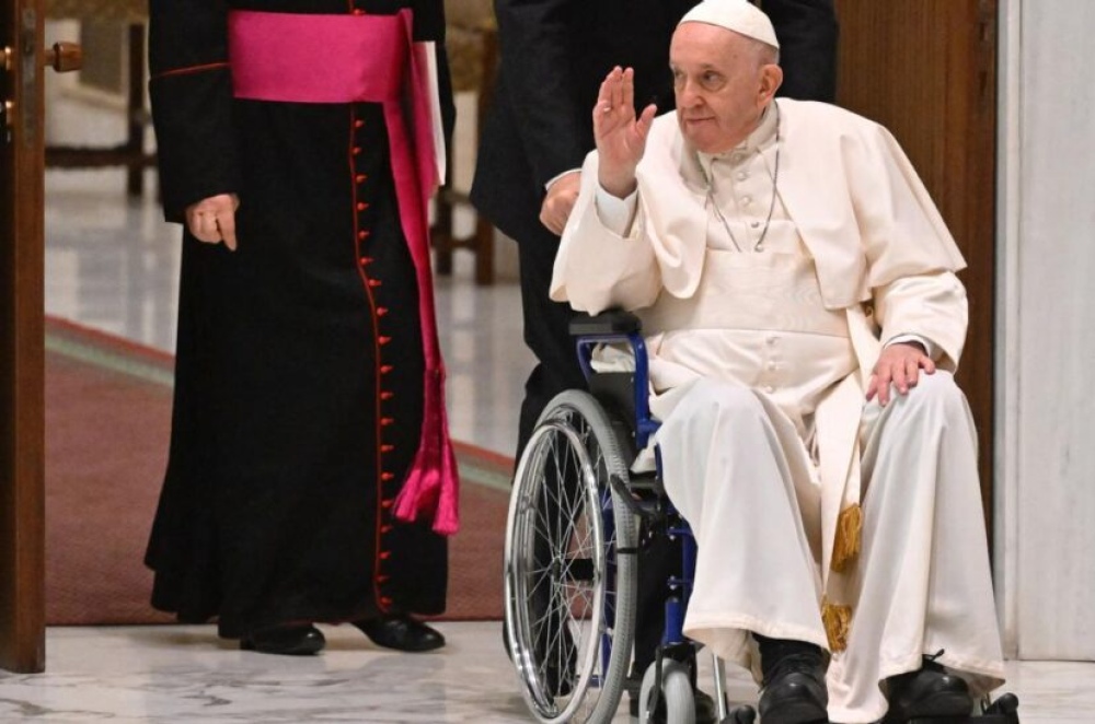 El papa Francisco no pudo leer un discurso y confesó: "No estoy bien de salud"