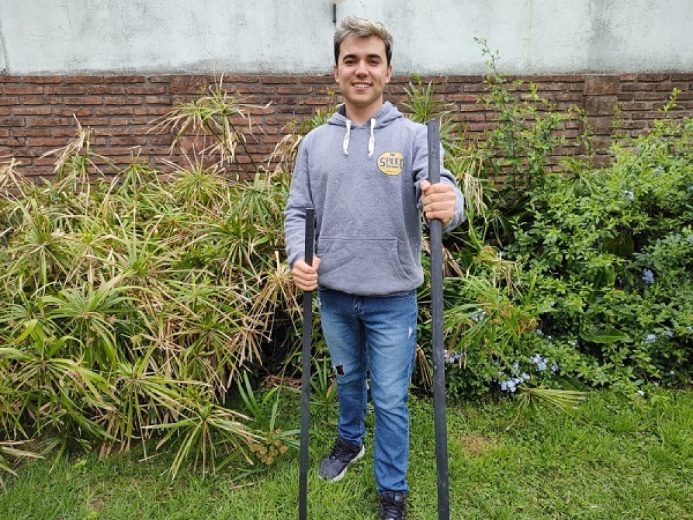Un joven de Entre Ríos que soñaba con reciclar plástico, produce varillas flexibles para alambrados que duran más de 40 años