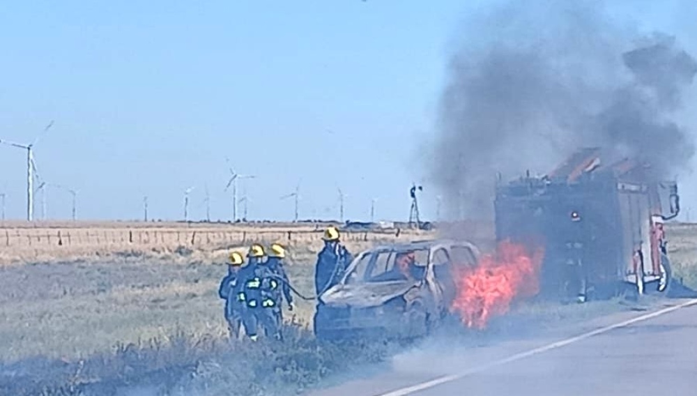 Ruta 33: Bomberos de Tornquist acudieron al incendio de un automóvil en la tarde de ayer