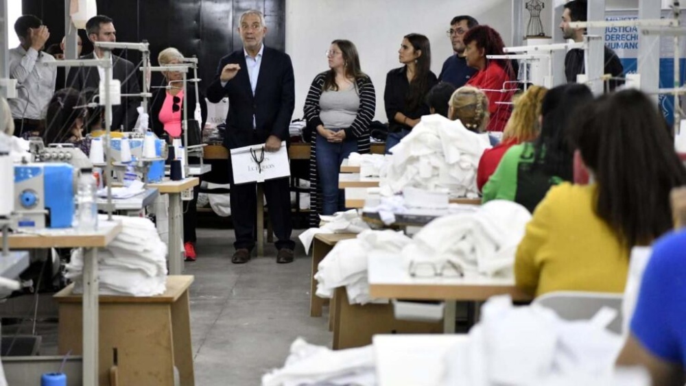 “Malas Lenguas” la marca de ropa que fabrican internos de los talleres en la unidad 8 de La Plata