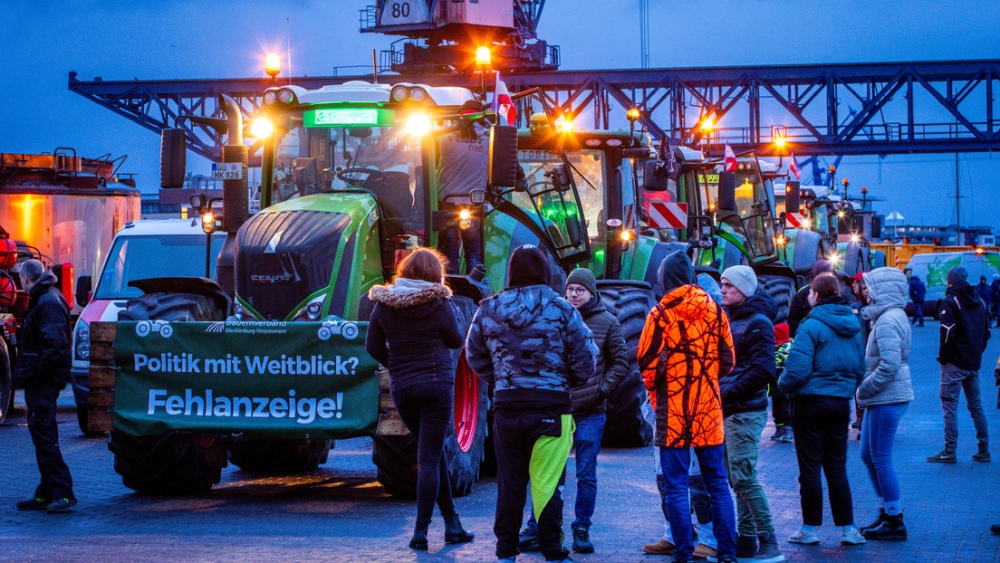 Agricultores con sus tractores y varios vehículos se reúnen en Mecklemburgo-Pomerania Occidental, Alemania / Getty Images