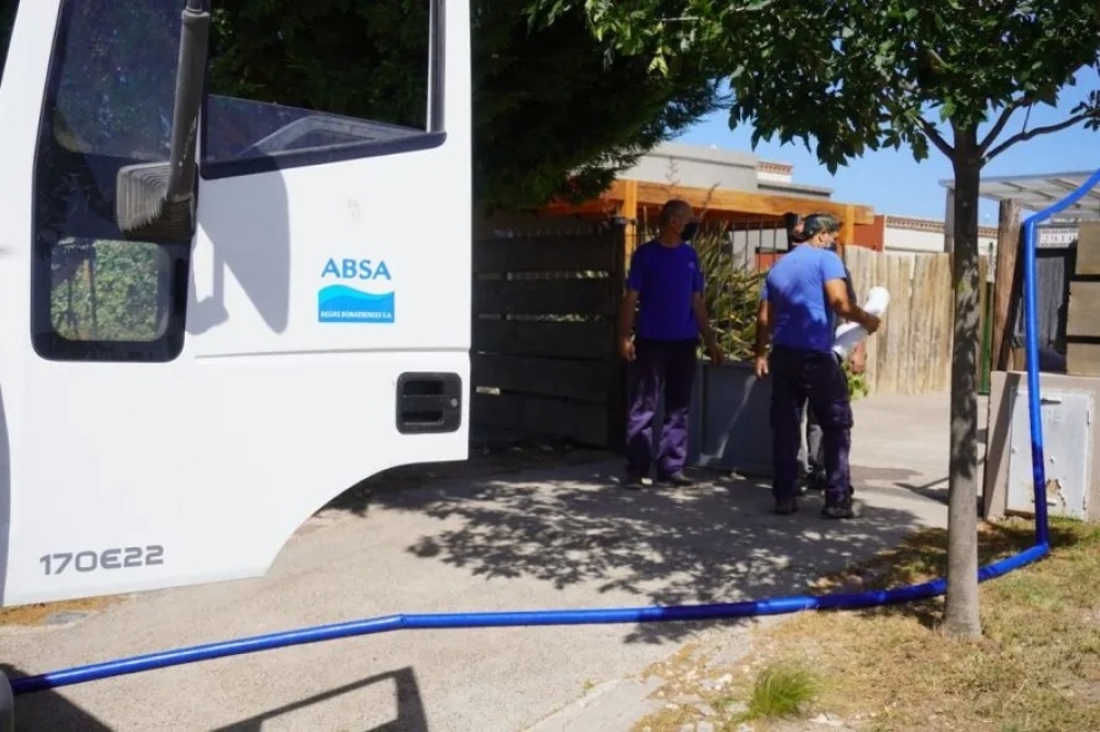 Ola de Calor: Bahía Blanca se quedó sin agua y ABSA sale a repartir con camiones cisterna