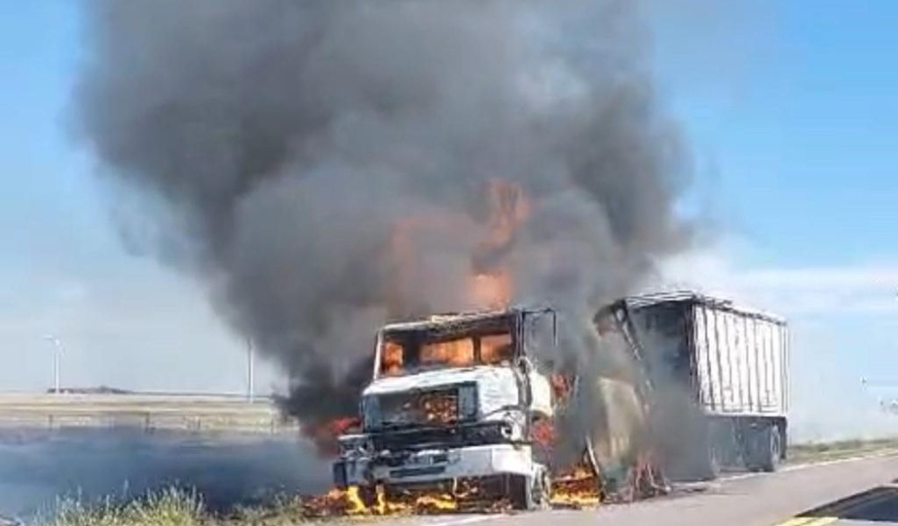 Se incendió un camión en la Ruta 33 que circulaba de Tornquist a Bahía Blanca