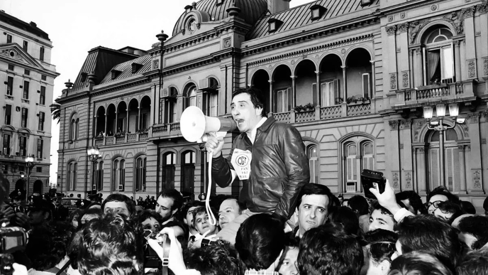 Saúl Ubaldini, el mítico dirigente sindical, secretario general de la CGT que realizó 13 paros generales durante el gobierno de Raúl Alfonsín / Télam