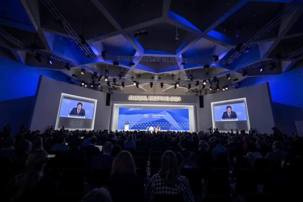 El presidente Javier Milei pronuncia un discurso en la reunión del Foro Económico Mundial (FEM) en Davos el 17 de enero de 2024FABRICE COFFRINI - AFP