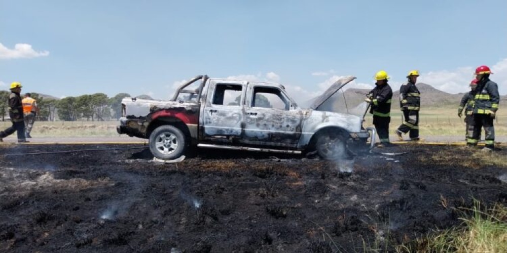Tornquist: Una camioneta se incendió por completo en la Ruta 76
