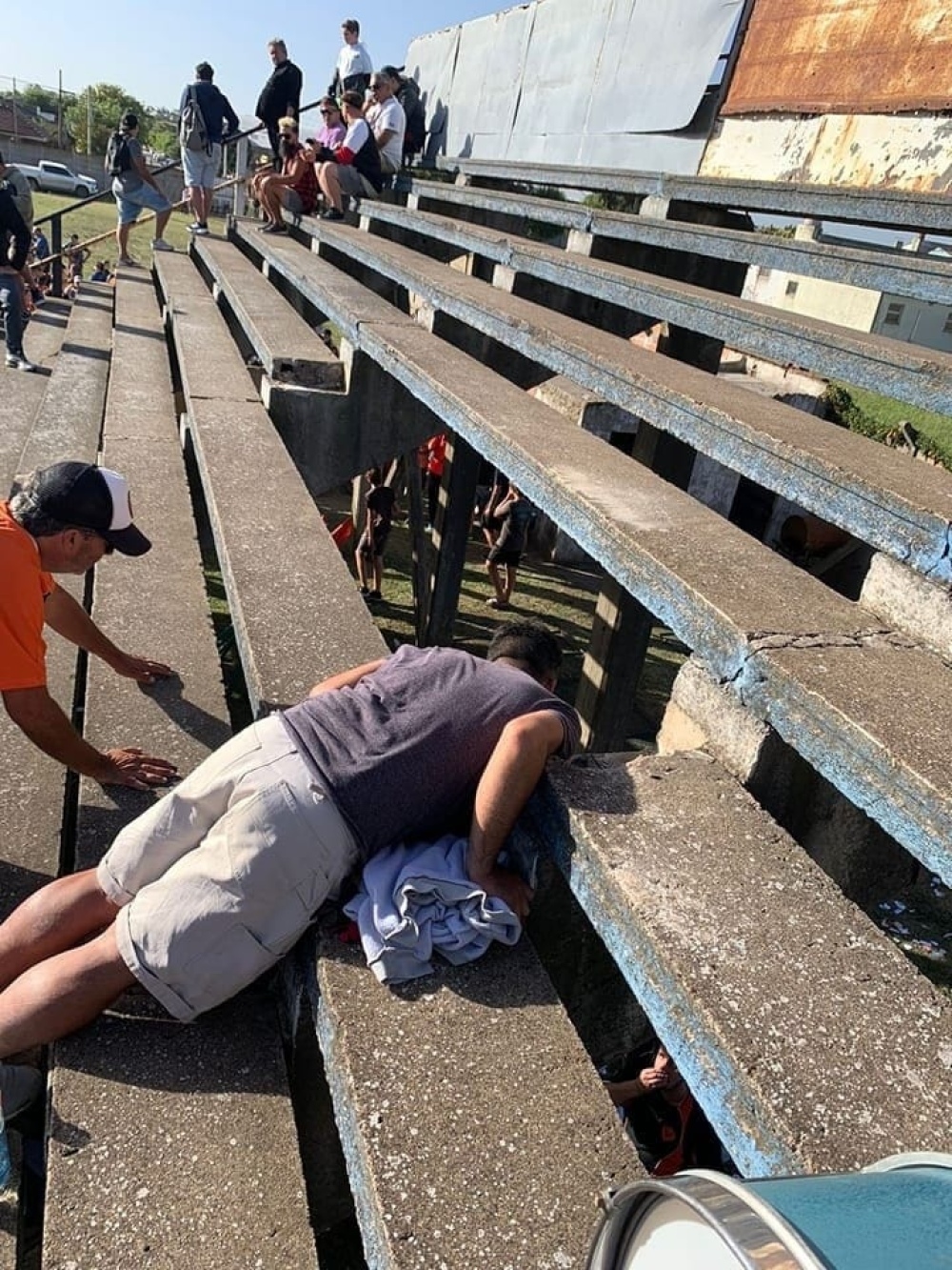 Necochea: En un partido de la liga local de fútbol, una parte de la tribuna visitante cedió y los hinchas cayeron al suelo