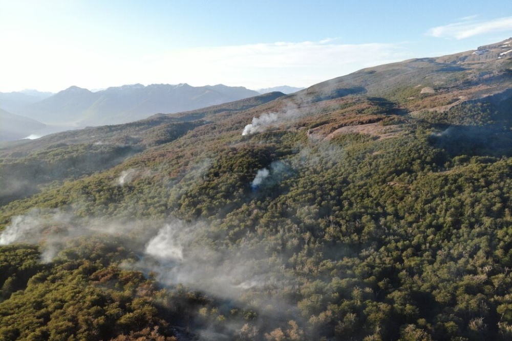 Continúa el combate al incendio en el Parque Nacional Los Alerces y monitorean por tormentas eléctricas en la zona