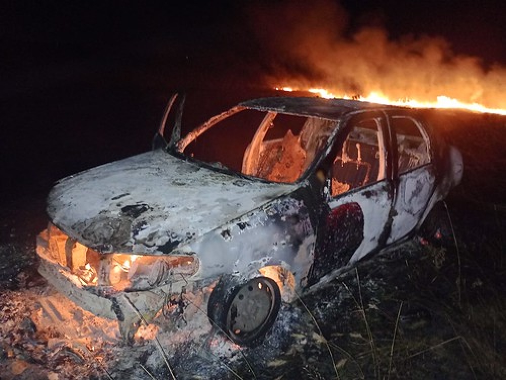 Ruta 72: El incendio de un vehículo provocó que se queme un pastizal en cercanías de Fra-Pal