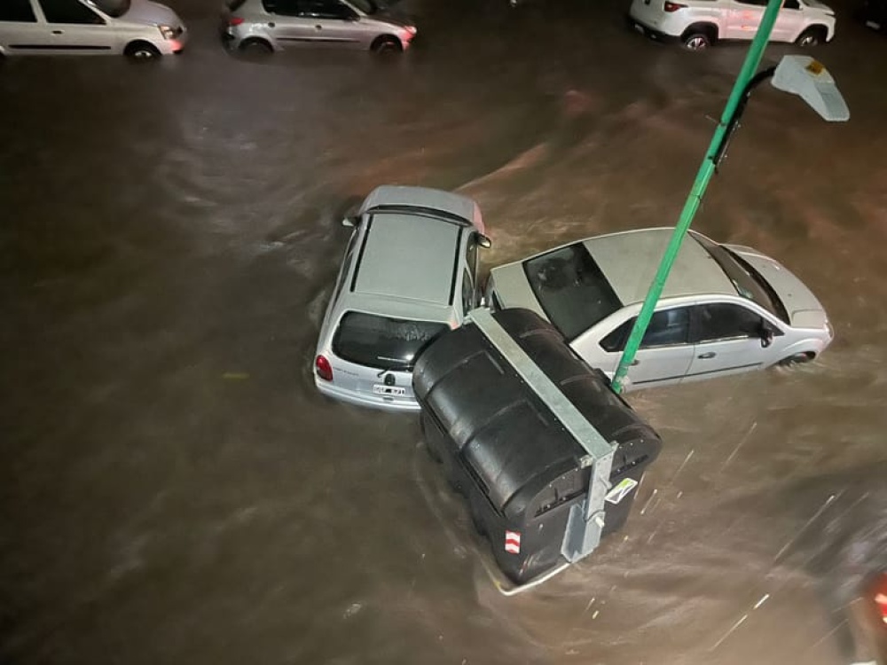 La Plata: Grave inundación con autos flotando, barrios bajo el agua y el recuerdo latente de la tragedia del 2013