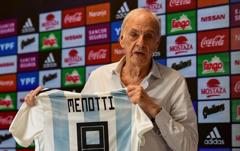 Foto César Luis Menotti con la camiseta de la selección nacional. El Gráfico