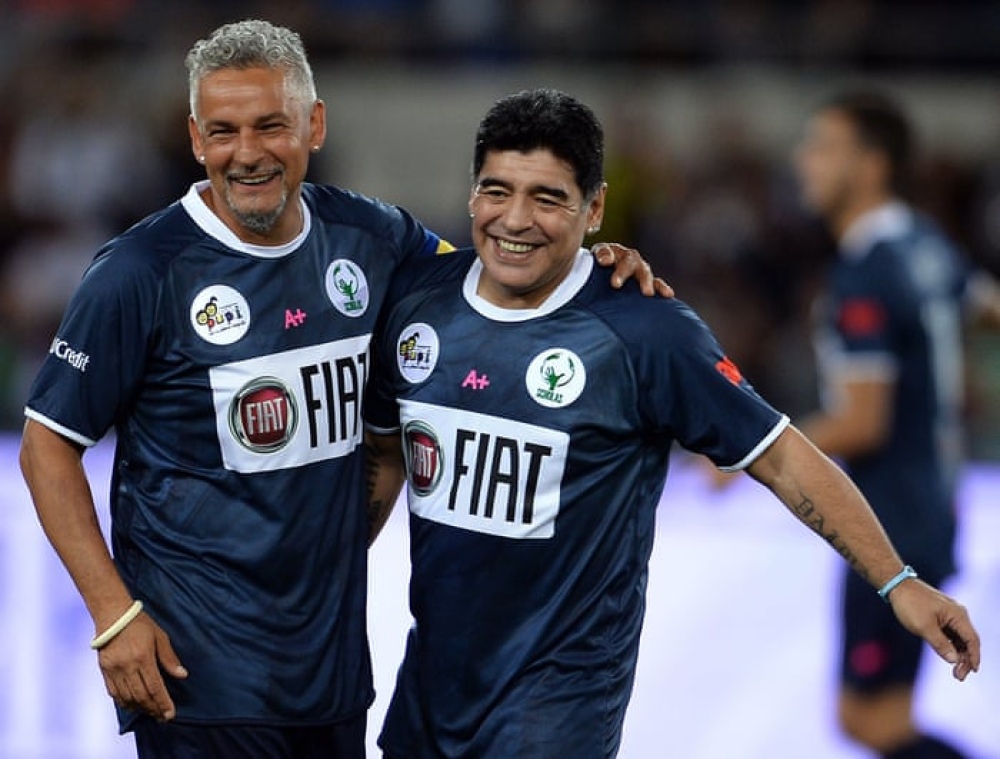 Roberto Baggio junto a Diego Armando Maradona / Archivo