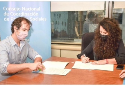 Javier Andres firmó un convenio con Marisol Merquel, titular del Consejo Nacional de Políticas Sociales