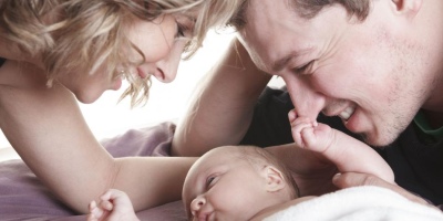 El gobierno bonaerense oficializó la extensión de las licencias por maternidad y paternidad