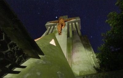 Un Cristo Apolo bajo las estrellas: la foto que revela (y rebela) a Francisco Salamone