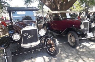 Exposición de motos y autos antiguos en Puerto Belgrano