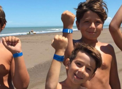 Monte Hermoso: entregan pulseras que facilitan la ubicación de niños perdidos en la playa