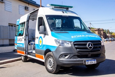 El ministro de Salud, Nicolás Kreplak entregó ambulancias en Pigüé y Tornquist